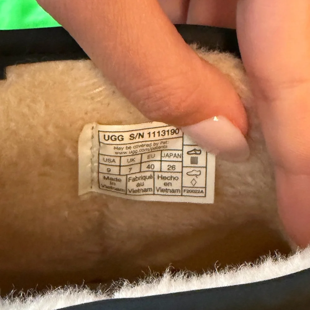 UGGS - Picture 7 of 7